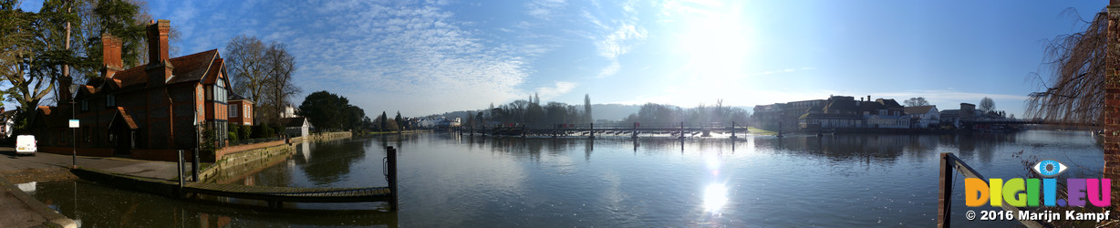 FZ025304-17 Marlow weir in river Thames